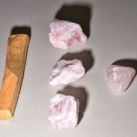 Rinkinys su rožinio kvarco kristalais ir palo santo