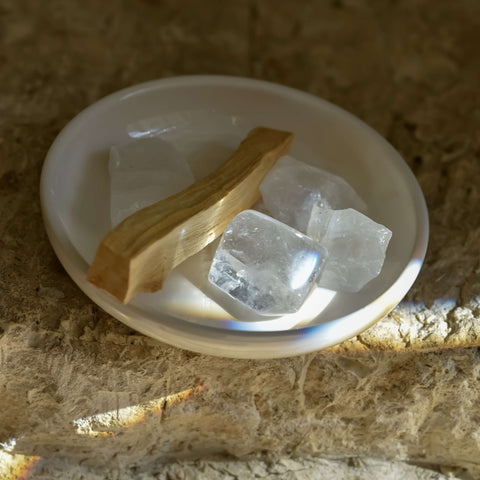 Rinkinys su krikštolo kvarco kristalais ir palo santo